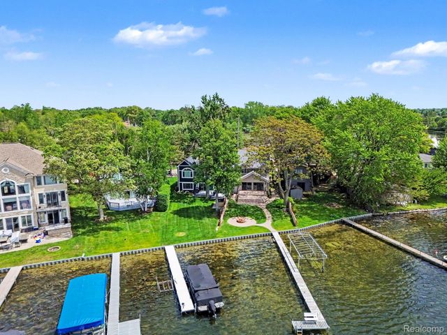 3506 Union Lake Road, Commerce Charter Township, MI 48382