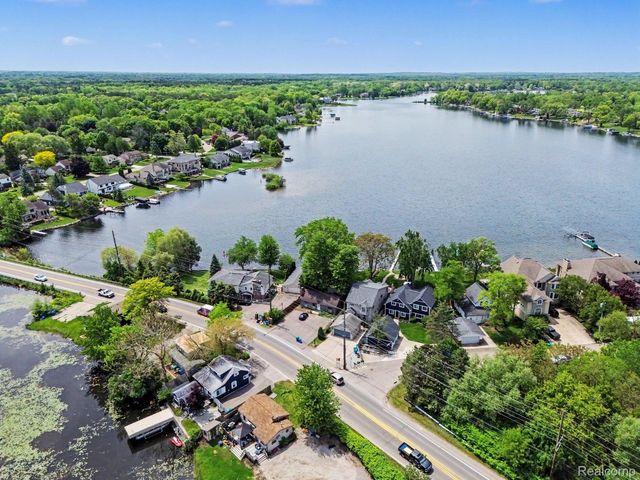 3506 Union Lake Road, Commerce Charter Township, MI 48382