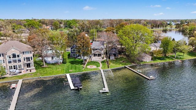 3506 Union Lake Road, Commerce Charter Township, MI 48382