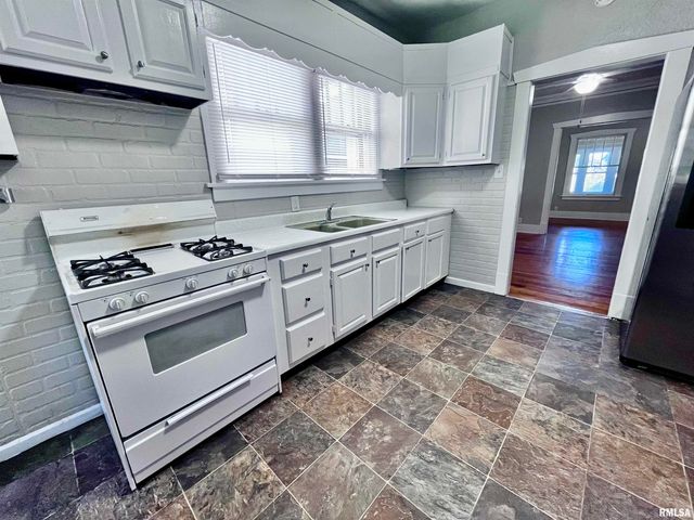 133 NE ROCK ISLAND Avenue, Peoria, IL 61603