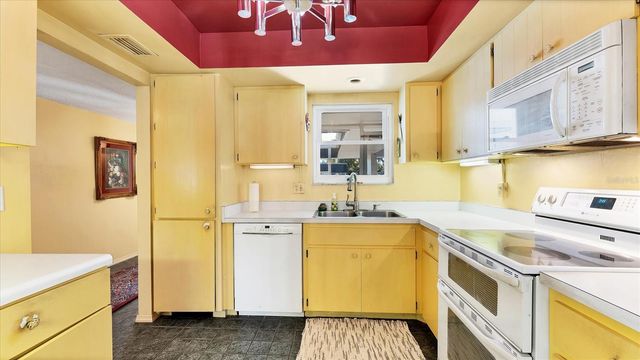 3823 GLEN OAKS DRIVE E 83, Sarasota, FL 34232
