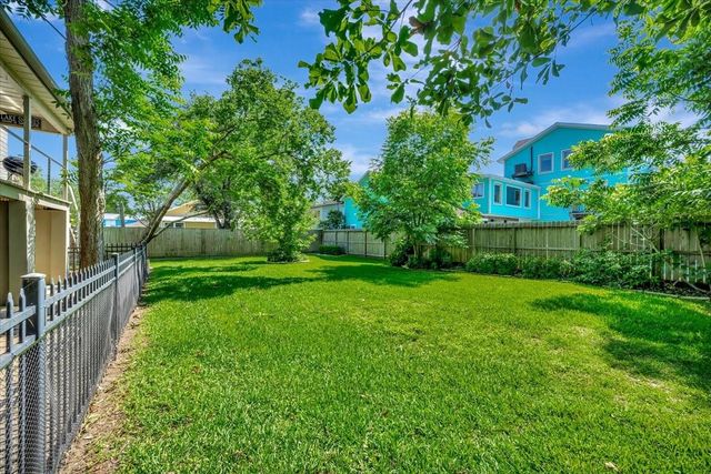 112 Oak Road, Clear Lake Shores, TX 77565