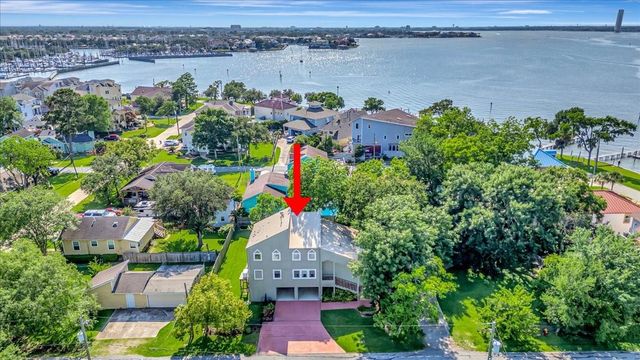 112 Oak Road, Clear Lake Shores, TX 77565
