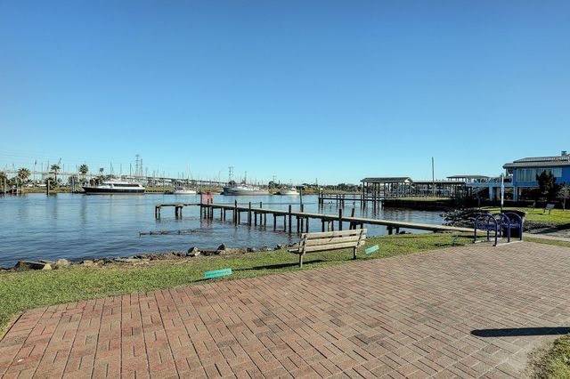 112 Oak Road, Clear Lake Shores, TX 77565