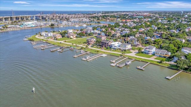 112 Oak Road, Clear Lake Shores, TX 77565