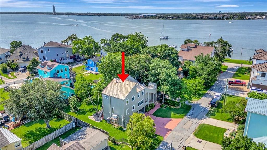 112 Oak Road, Clear Lake Shores, TX 77565