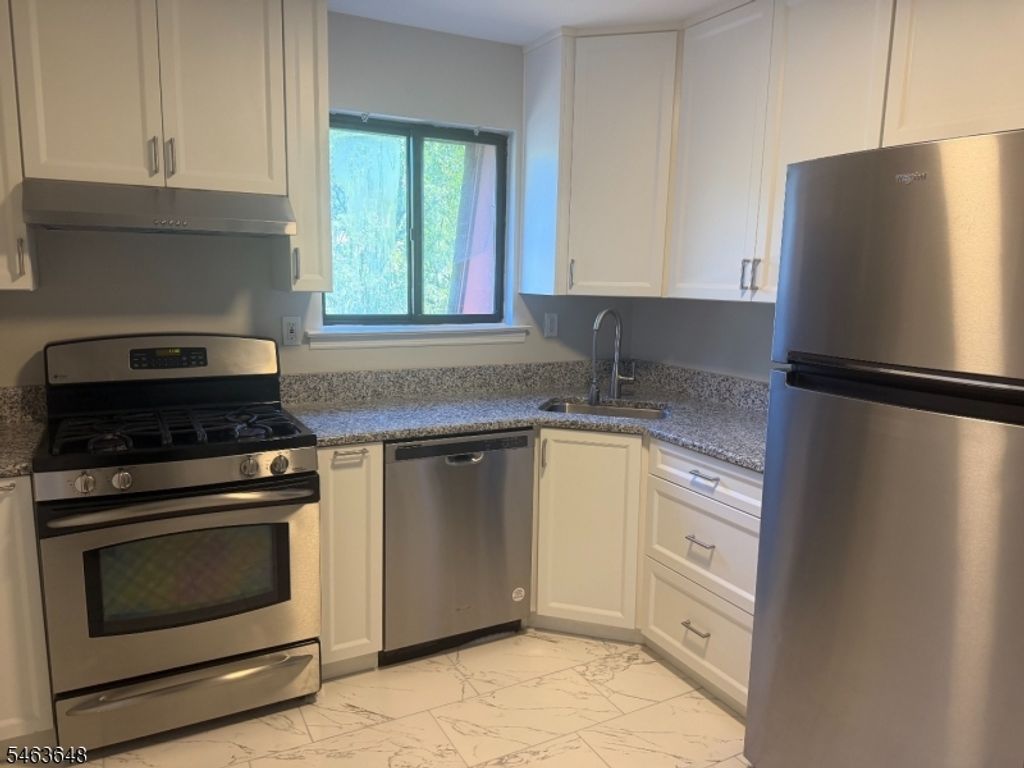 910 N Oaks Blvd, North Brunswick Twp., NJ 08902 — photo 3