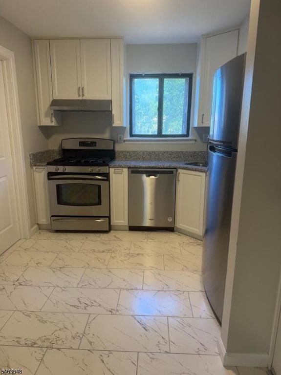 910 N Oaks Blvd, North Brunswick Twp., NJ 08902 — photo 4