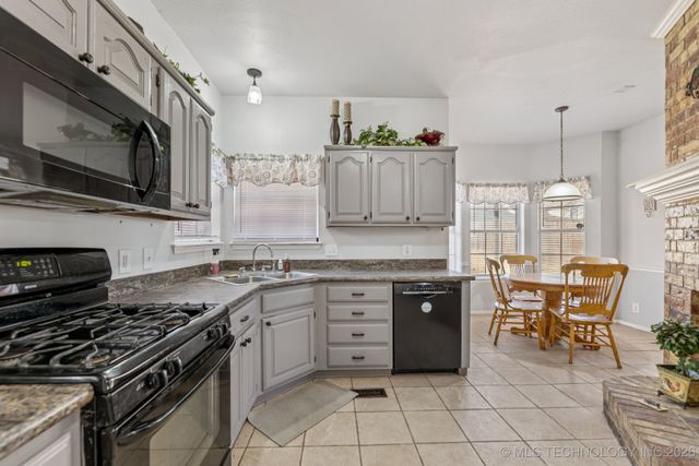 1204 N Willow Avenue, Broken Arrow, OK 74012