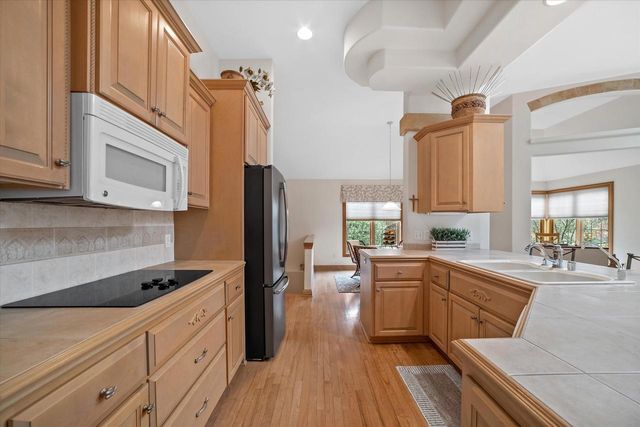 519 N Ponderosa DRIVE, Hartland, WI 53029