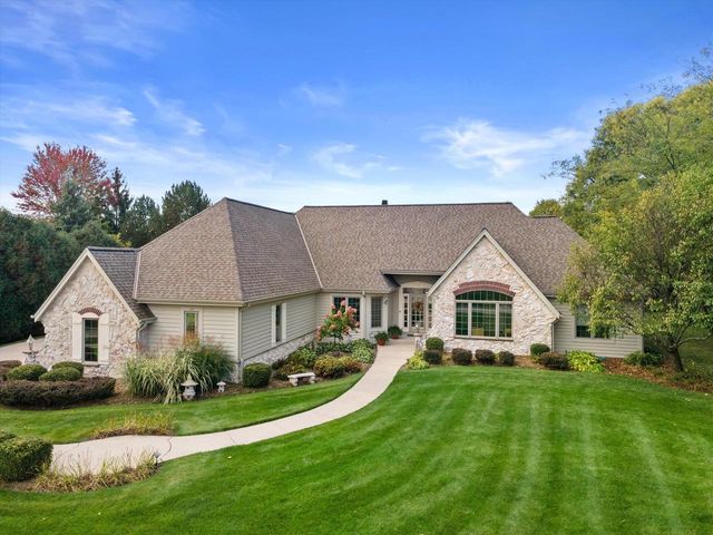 519 N Ponderosa DRIVE, Hartland, WI 53029
