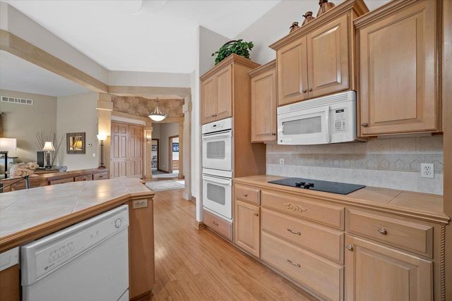 519 N Ponderosa DRIVE, Hartland, WI 53029