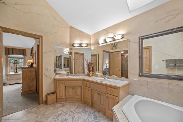 519 N Ponderosa DRIVE, Hartland, WI 53029