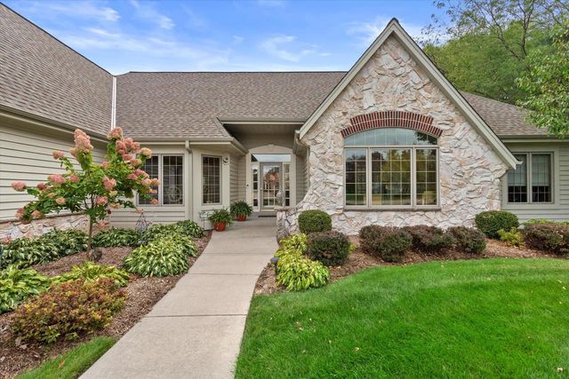 519 N Ponderosa DRIVE, Hartland, WI 53029