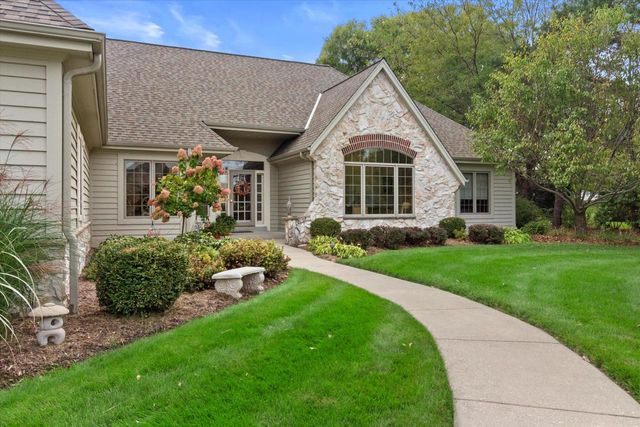 519 N Ponderosa DRIVE, Hartland, WI 53029