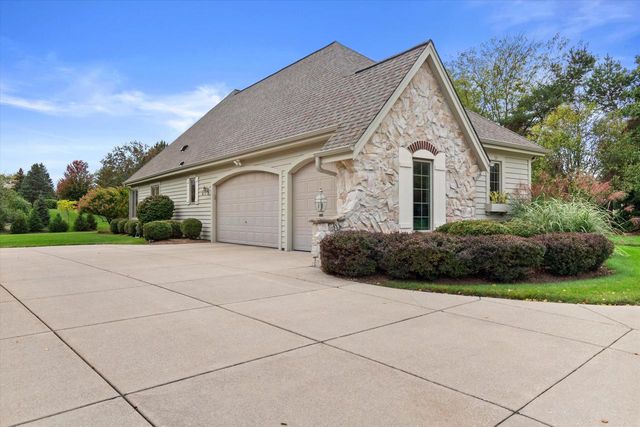 519 N Ponderosa DRIVE, Hartland, WI 53029