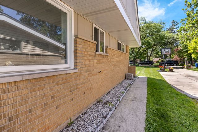 265 Terry Lane, Villa Park, IL 60181