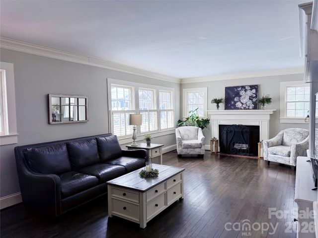 26 6TH Avenue NW, Hickory, NC 28601