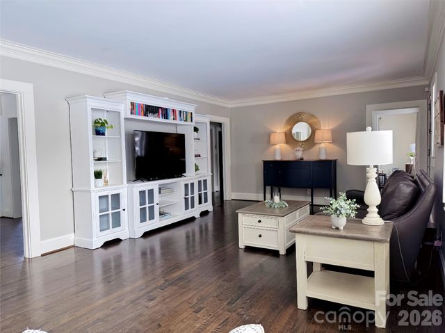 26 6TH Avenue NW, Hickory, NC 28601