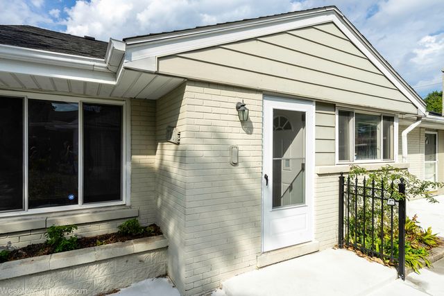 7261 N East Prairie Road, Lincolnwood, IL 60712