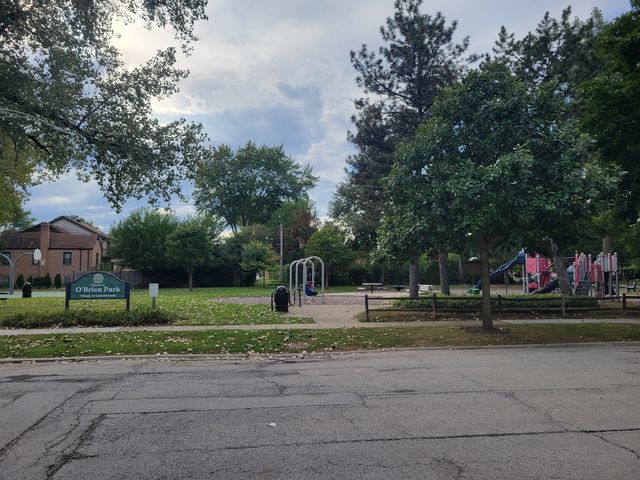 7261 N East Prairie Road, Lincolnwood, IL 60712
