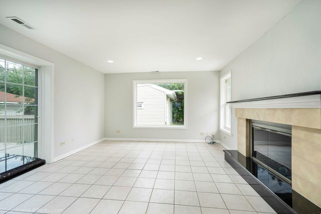 7261 N East Prairie Road, Lincolnwood, IL 60712