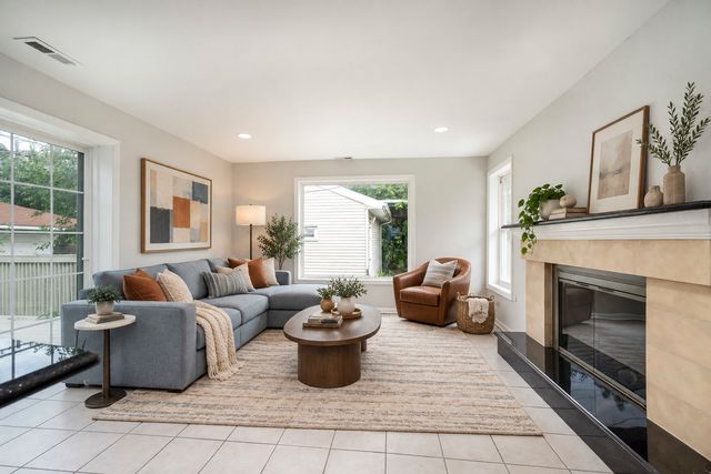 7261 N East Prairie Road, Lincolnwood, IL 60712