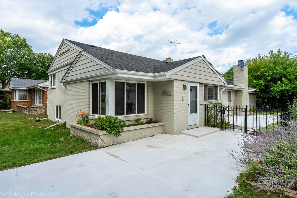7261 N East Prairie Road, Lincolnwood, IL 60712