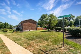 2560 Grayland Walk, St Louis, MO 63129