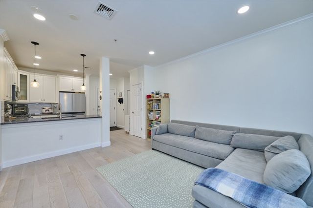 35 Commonwealth Ave 103, Newton, MA 02467