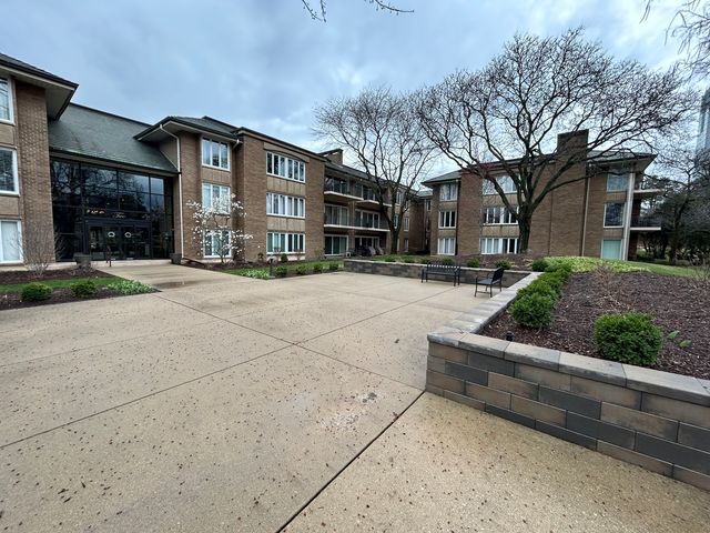 2 Oak Brook Club Drive B111, Oak Brook, IL 60523
