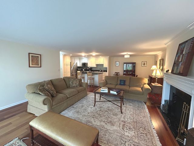 2 Oak Brook Club Drive B111, Oak Brook, IL 60523