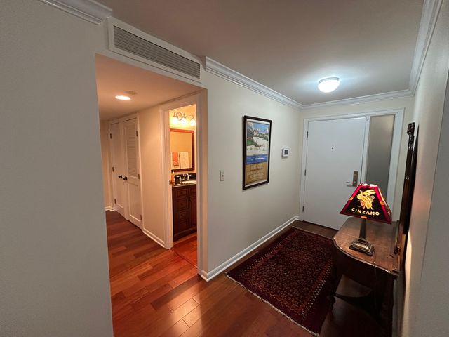 2 Oak Brook Club Drive B111, Oak Brook, IL 60523