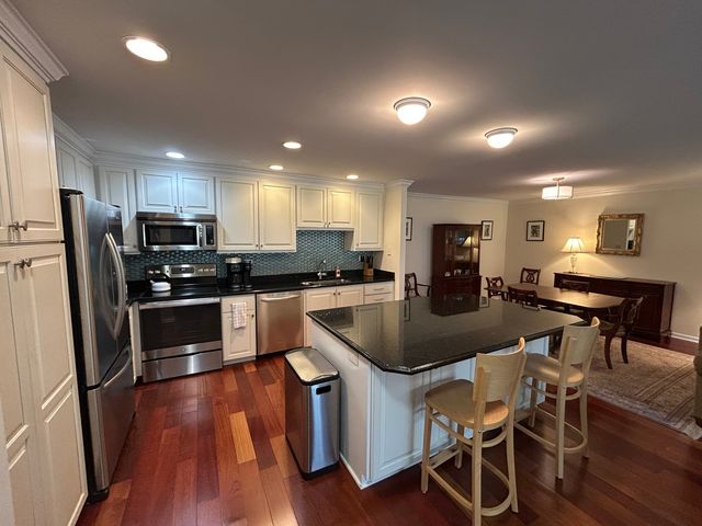 2 Oak Brook Club Drive B111, Oak Brook, IL 60523