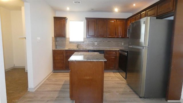 404 SW 71st St, Lawton, OK 73505