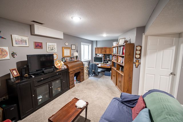 15421 Walnut Hills Drive, Urbandale, IA 50323