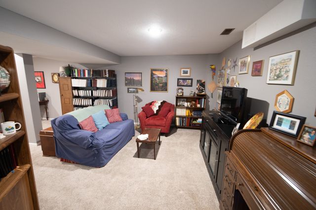 15421 Walnut Hills Drive, Urbandale, IA 50323