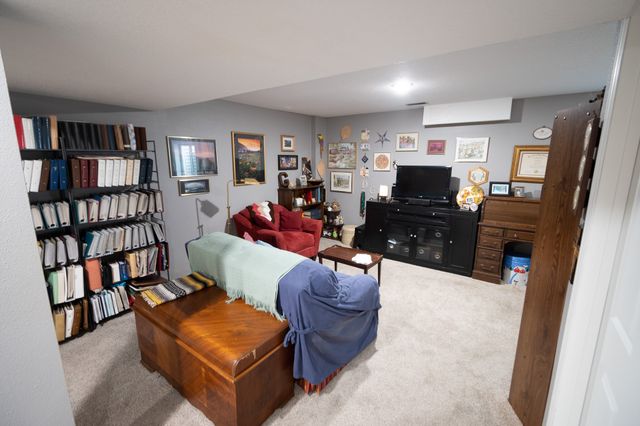 15421 Walnut Hills Drive, Urbandale, IA 50323