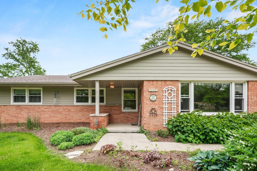 2580 N 128th STREET, Brookfield, WI 53005