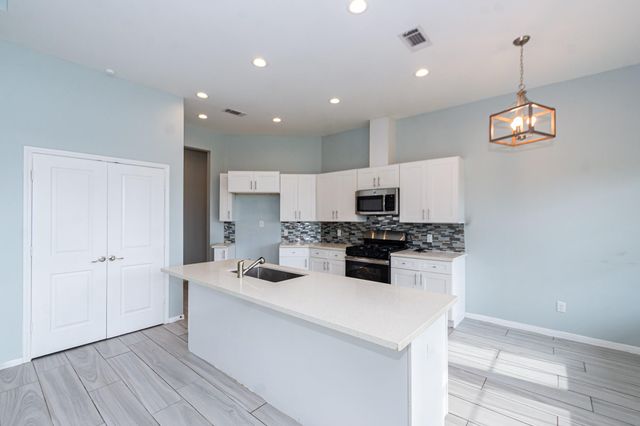 2040 Twin Lakes Boulevard, West Columbia, TX 77486