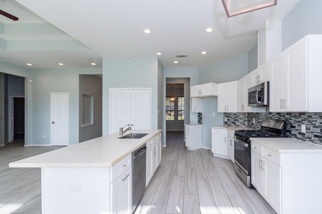 2040 Twin Lakes Boulevard, West Columbia, TX 77486