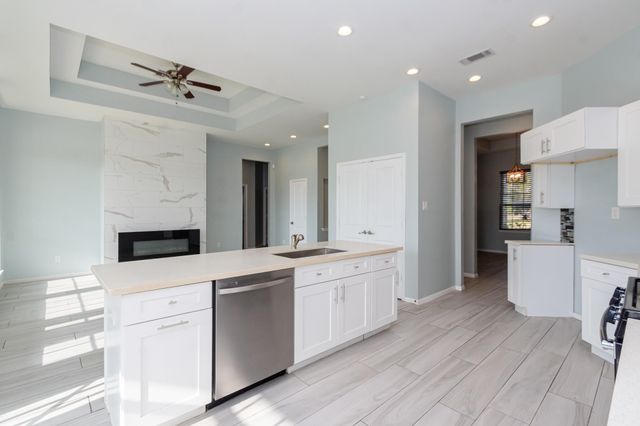 2040 Twin Lakes Boulevard, West Columbia, TX 77486