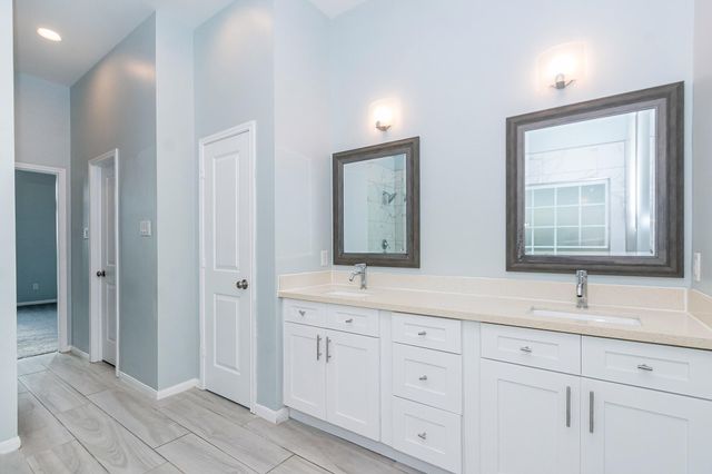 2040 Twin Lakes Boulevard, West Columbia, TX 77486