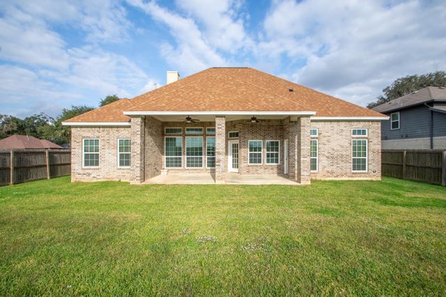 2040 Twin Lakes Boulevard, West Columbia, TX 77486