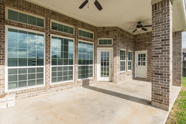 2040 Twin Lakes Boulevard, West Columbia, TX 77486