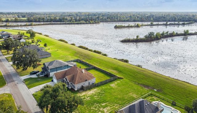 2040 Twin Lakes Boulevard, West Columbia, TX 77486