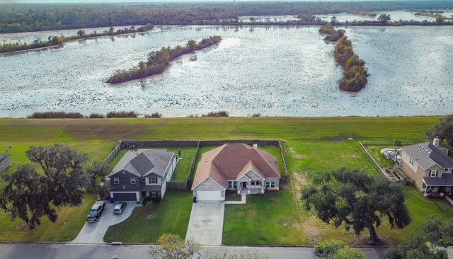 2040 Twin Lakes Boulevard, West Columbia, TX 77486