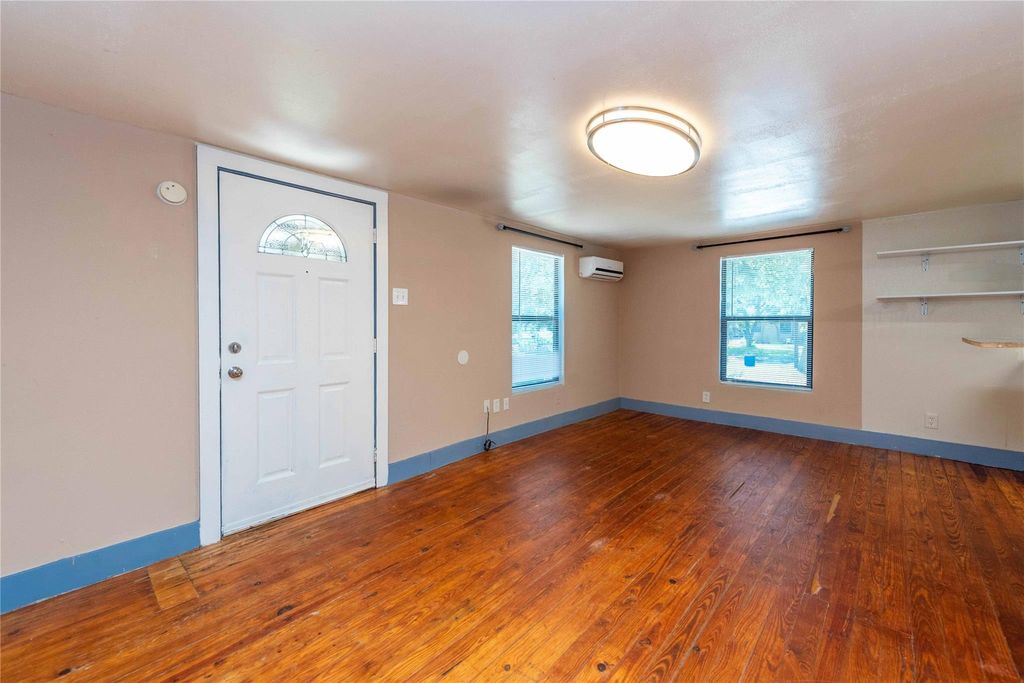 406 Lexington RD B, Elgin, TX 78621