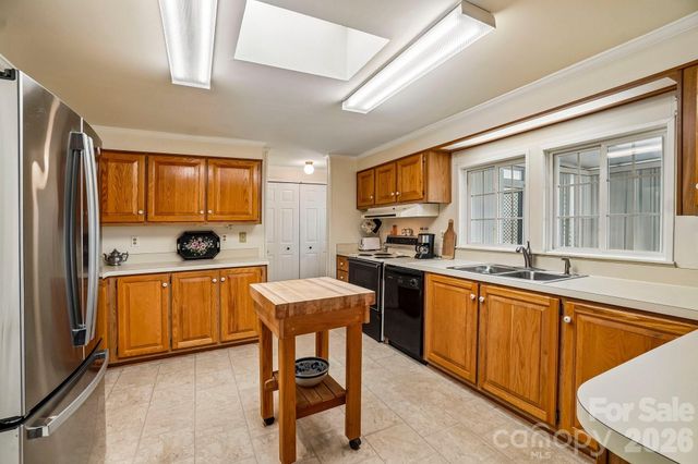 10 N June Lane, Hendersonville, NC 28792