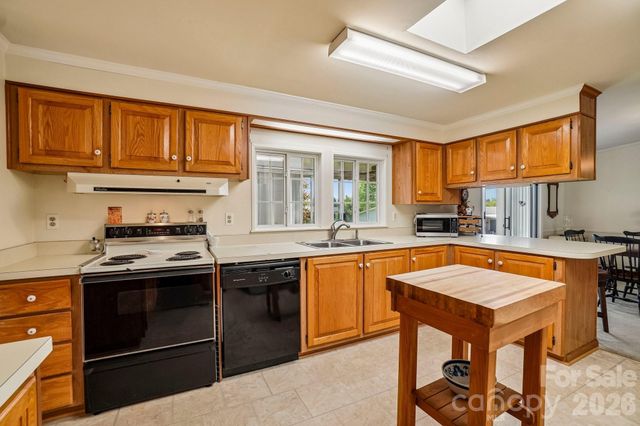 10 N June Lane, Hendersonville, NC 28792